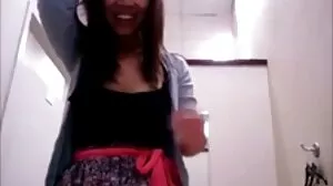 خوبصورت سنہرے بالوں والی کے stepsister پینٹیہوج میں پچھواڑے میں آخر ہو جاتا