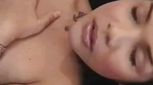کامل Mosco لڑکی بیبی ٹککر لگی ہو جاتا ہے مشکل میں ایک گہری جنسی سیشن