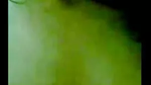 شرارتی لڑکی لڑکی مشت زنی اور خود کو چھوتی ہے