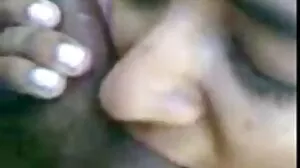 Busty آبنوس لڑکی سامنا ایک خوبصورت سنہرے بالوں والی اور اس کے ہاتھ اس کی cunt