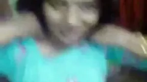 چھوٹے جاپانی لڑکی کے منہ میں سہ لیتا ہے