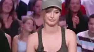 خوبصورت Tiffan ایف اے ایک دھچکا کام کرتا ہے کرنے کے لئے ایک پولیس افسر