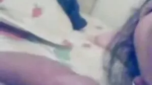 نوجوان ، شہوت انگیز سنہرے بالوں والی ہو جاتا ہے اس کے راستے میں ایک گورے اور پھر مسکراتے ہوئے کیمرے میں