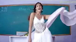 ایک لڑکی رات کو باہر