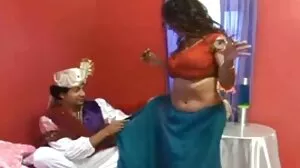 Busty سنہرے بالوں والی ، شہوت انگیز لیڈی پول لڑکے اور گولہ باری اس بلی ہو جاتا ہے