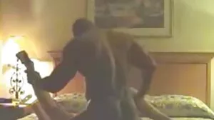سنہرے بالوں والی سہ تک میں ایک جعلی ٹا ٹا