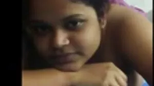 پیشاب لڑکی کے ساتھ toying بھیگ بلی کے دوران kinky سیشن