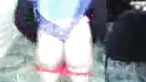 ٹنی سنہرے بالوں والی ، دیتا ہے سوتیلے بھائی ایک handjob ہو جاتا ہے