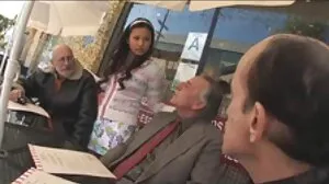 بھاری چھاتی کے ساتھ برٹ بیکار اور tugs