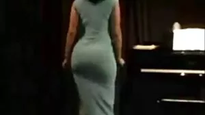 Busty لڑکی کی طرف سے مارا پیٹا سیکورٹی گارڈ