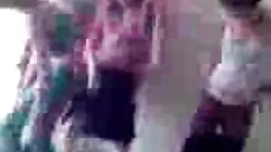 اٹھا ایک پر لیٹنا لڑکی کے ساحل کے قریب کشتیاں
