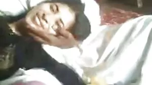 قدم بھائی کی اجازت دیتا ہے اپنی ماں بہن سے لطف اندوز اس کی ڈک چوسنے کی عادت