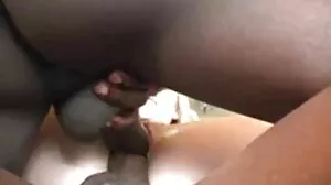 سنہرے بالوں والی ایک سیاہ فام آدمی کے عوام میں
