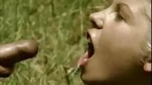 مقعد آخر کے لئے ایک نوجوان nudist باغی