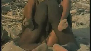 موٹے MILF unloads اس کے ساتھ اس کے پاؤں