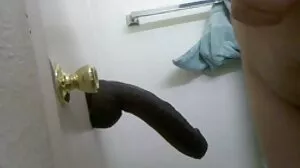 اصل میں نوجوانوں کے ایک شخص کے گروپ حاصل کریں ان کی بلی جوتی ہوئی