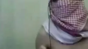 سرخ بالوں والی ویشیا لیتا ہے ایک کام میں کم