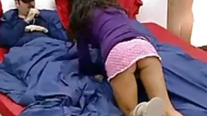 تین لڑکیوں کو ایک ساتھ آئے چوستے کرنے کے لئے چور کے لنڈ