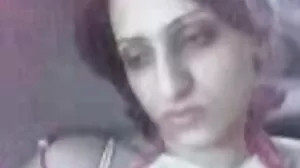 بھارتی ماڈل کامل لگ رہا ہے کے لئے ایک ٹی