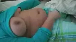 سیاہ لڑکی اچانک دورہ کرنے کی طرف جاتا ہے strapon کے حیرت