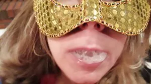بالغ بیوی سیاہ ڈک بستر پر