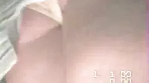 جاپانی اے وی ماڈل میں ملبوس ریشم ساٹن ادا کرتا ہے اس کی بلی کے ساتھ ایک جامنی رنگ کے vibrator