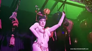سرخ بالوں والی حریفوں چھوٹی چوچیان کے ساتھ چاٹنا اور انگلی کو ایک دوسرے حاصل کرنے کے لئے ایک کردار