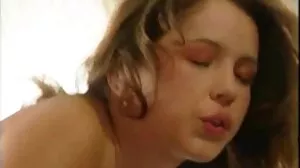 Busty سنہرے بالوں والی ہم جنس پرست Rhod